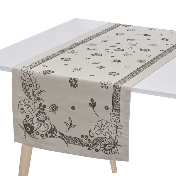 Tischläufer von Le Jacquard Français; Modell Haute Couture Caviar in Grundfarbe weiß aus Mischgewebe; Größe 50x150 cm rechteckig; Motiv Blumen und Pflanzen; Muster jacquard-gewebt