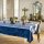 Tischdecke von Garnier Thiebaut; Modell Hortensias Bleu in Grundfarbe blau aus Baumwolle; Größe 175x175 cm quadratisch; Motiv Blumen und Pflanzen; Muster jacquard-gewebt
