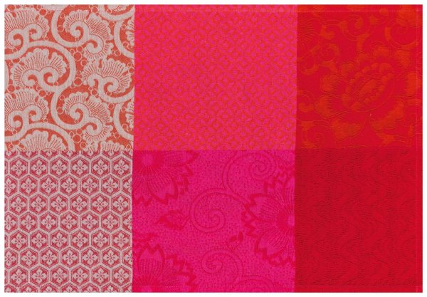 Individuales revestidos (2x Set) de Le Jacquard Français; Modelo Fleurs De Kyoto Cerise; Color principal rosa en algodón; Tamaño 38x52 cm rectangular; Motivo diseños gráficos en tejido jacquard