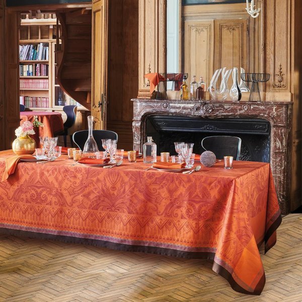 Nappe de Garnier-Thiebaut; Model Grace Flamboyant; Couleur principale orange en coton; Taille 174x364 cm rectangulaire; Motif dessins graphiques, Occasions festives tissé jacquard