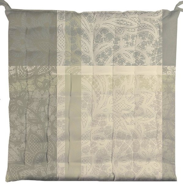 Stuhlkissen von Garnier Thiebaut; Modell Mille Dentelles Naturel in Grundfarbe natur aus Baumwolle; Größe 38x38 cm quadratisch; Motiv Blumen und Pflanzen; Muster jacquard-gewebt