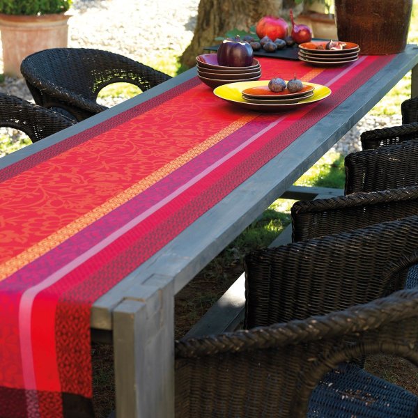 Chemin de table de Le Jacquard Français; Model Provence Gariguette; Couleur principale rouge en coton; Taille 55x200 cm rectangulaire; Motif Été tissé jacquard