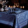 Mantel de Garnier-Thiebaut; Modelo Persina Crepuscule; Color principal azul en algodón; Tamaño 174x414 cm rectangular; Motivo Celebraciones festivas en tejido jacquard