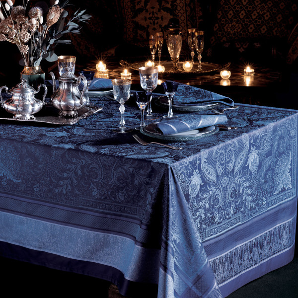 Tovaglia de Garnier-Thiebaut; Modelo Persina Crepuscule; Colore principale blu en cotone; Taglia 174x364 cm rettangolare; Motivo Occasioni festive in tessuto jacquard