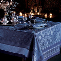 Mantel de Garnier-Thiebaut; Modelo Persina Crepuscule; Color principal azul en algodón; Tamaño 174x304 cm rectangular; Motivo Celebraciones festivas en tejido jacquard