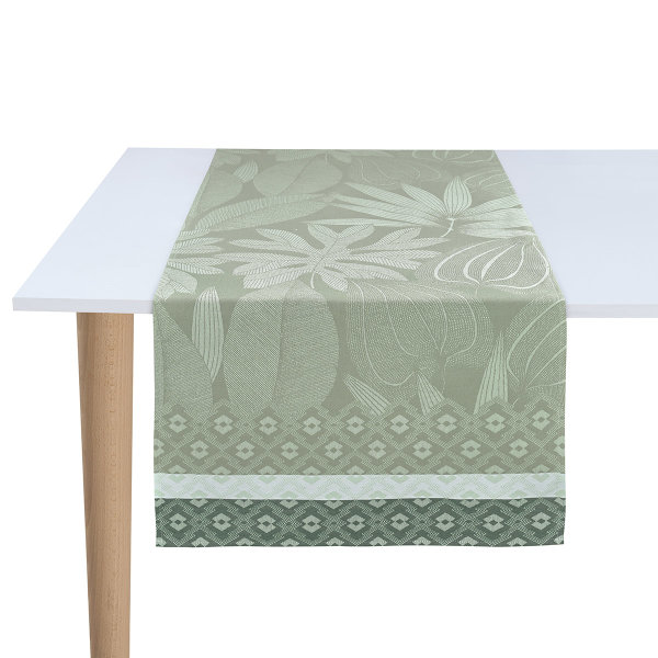 Chemin de table de Le Jacquard Français; Model Nature Sauvage Crocodile; Couleur principale vert en coton; Taille 50x150 cm rectangulaire; Motif Fleurs et plantes tissé jacquard