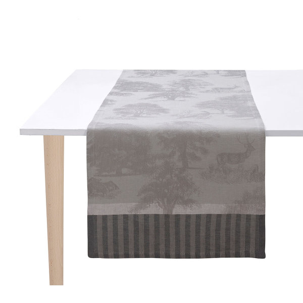 Chemin de table de Le Jacquard Français; Model Souveraine Argent; Couleur principale gris en lin; Taille 50x150 cm rectangulaire; Motif Fleurs et plantes, Animaux tissé jacquard