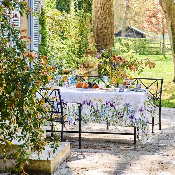 Nappe de Garnier-Thiebaut; Model Iris dhiver Blanc; Couleur principale blanc en lin; Taille 115x115 cm carré; Motif Fleurs et plantes imprimé