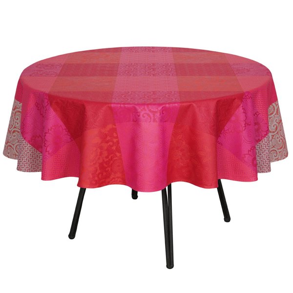 Coated tablecloth from Le Jacquard Français; Model Fleurs De Kyoto Cerise; main colour red in cotton; Size Ø 175 cm round; Motif graphic patterns; Pattern jacquard woven