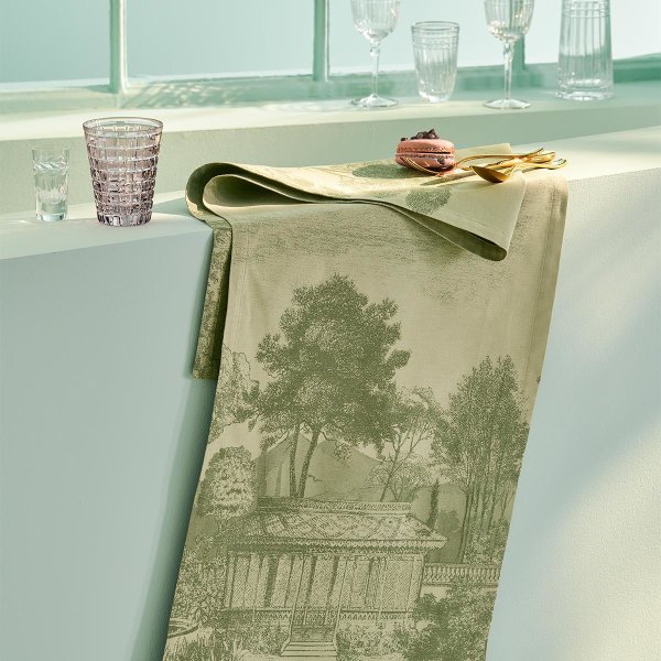 Camino de mesa de Garnier-Thiebaut; Modelo Jardin Spirituel Olive; Color principal verde en algodón; Tamaño 54x180 cm rectangular; Motivo Paisajes en tejido jacquard