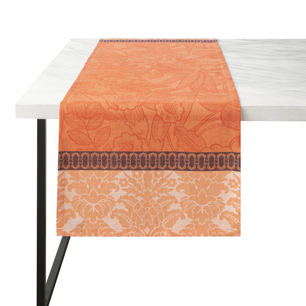 Camino de mesa de Le Jacquard Français; Modelo Escapade Tropicale Goyave; Color principal naranja en lino; Tamaño 38x270 cm rectangular; Motivo Plantas y flores en tejido jacquard