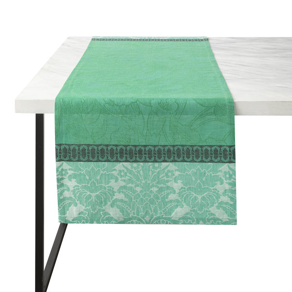 Camino de mesa de Le Jacquard Français; Modelo Escapade Tropicale Cameleon; Color principal verde en lino; Tamaño 50x150 cm rectangular; Motivo Plantas y flores en tejido jacquard