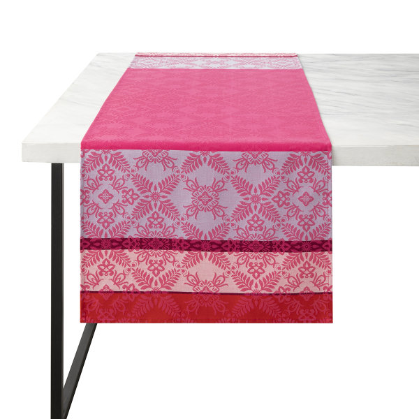 Runner da tavola de Le Jacquard Français; Modelo Mumbai Fuchsia; Colore principale rosa en cotone; Taglia 50x150 cm rettangolare; Motivo disegni grafici in tessuto jacquard