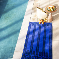 Drap de plage de Le Jacquard Français; Model Nautic Marine; Couleur principale bleu en coton; Taille 100x200 cm rectangulaire; Motif dessins graphiques Velours