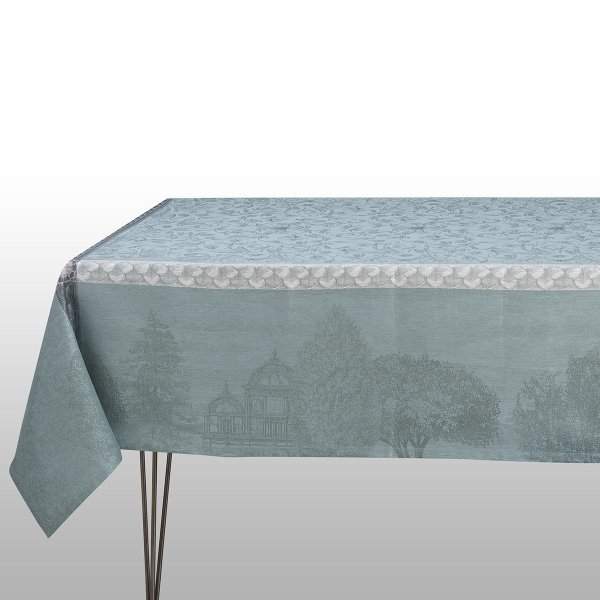 Mantel de Le Jacquard Français; Modelo Symphonie Baroque Fumee; Color principal azul en lino; Tamaño 175x175 cm cuadrado; Motivo Lugares y ciudades en tejido jacquard